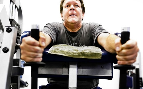 Ông Tim McNair, một lãnh đạo công ty sản xuất đàn guitar có tên C.F. 
Martin &amp;Co ở Pennsylvania, cho biết, ông muốn thực hiện một vài thay
 đổi sau khi nhìn thấy mình béo ú trong camera - Ảnh: WSJ.<br>