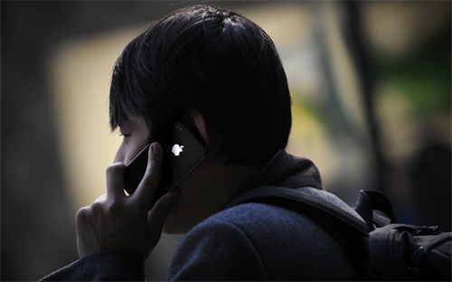 Giới đầu tư lo ngại Apple đang tiến sát giới hạn tăng trưởng doanh số iPhone và nỗ lực mở rộng ở 
thị trường Trung Quốc không thể bù đắp cho sự giảm tốc doanh số tại phần
 còn lại của thế giới. 