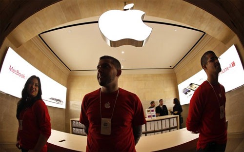 Dẫu vậy, trong báo cáo đưa ra ngày 23/1, Apple cũng mang lại tia hy vọng
 cho nhà đầu tư khi cho biết, doanh số iPhone bán ra tại Trung Quốc tăng
 gấp đôi so với năm trước.