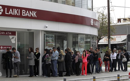 Người dân Cyprus đổ xô rút tiền ngân hàng hôm thứ Năm, 22/3 - Ảnh: Reuters.<br>