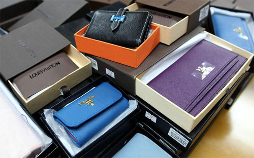 Một số sản phẩm hàng giả, hàng nhái của Trung Quốc - Ảnh: Bloomberg.<br>