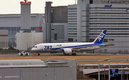 Một chiếc Boeing 787 Dreamliner của hãng hàng không Nhật All Nippon Airways (ANA) tại sân bay Haneda ở Tokyo hôm 16/1 - Ảnh: AFP/Getty Images.