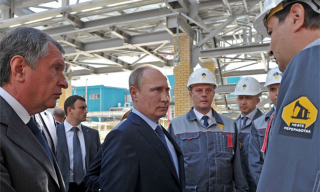 Tổng thống Nga Vladimir Putin (giữa) thăm một nhà máy lọc dầu của tập đoàn quốc doanh Rosneft ở miền Nam nước Nga - Ảnh: AP/BI.<br>