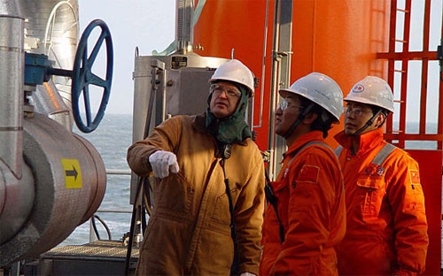 Do hiện có rất ít tuyến đường để xuất khẩu dầu khí với khối lượng lớn 
sang Trung Quốc, không rõ liệu các công ty Trung Quốc có ý định nắm giữ 
các tài sản dầu khí ở Canada trong bao lâu.