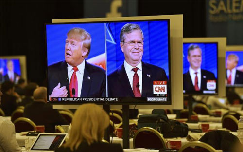 Các nhà báo theo dõi cuộc tranh luận ngày 15/12 của các ứng viên Cộng hòa qua màn hình tại một trung tâm báo chí ở Las Vegas - Ảnh: Reuters.<br>