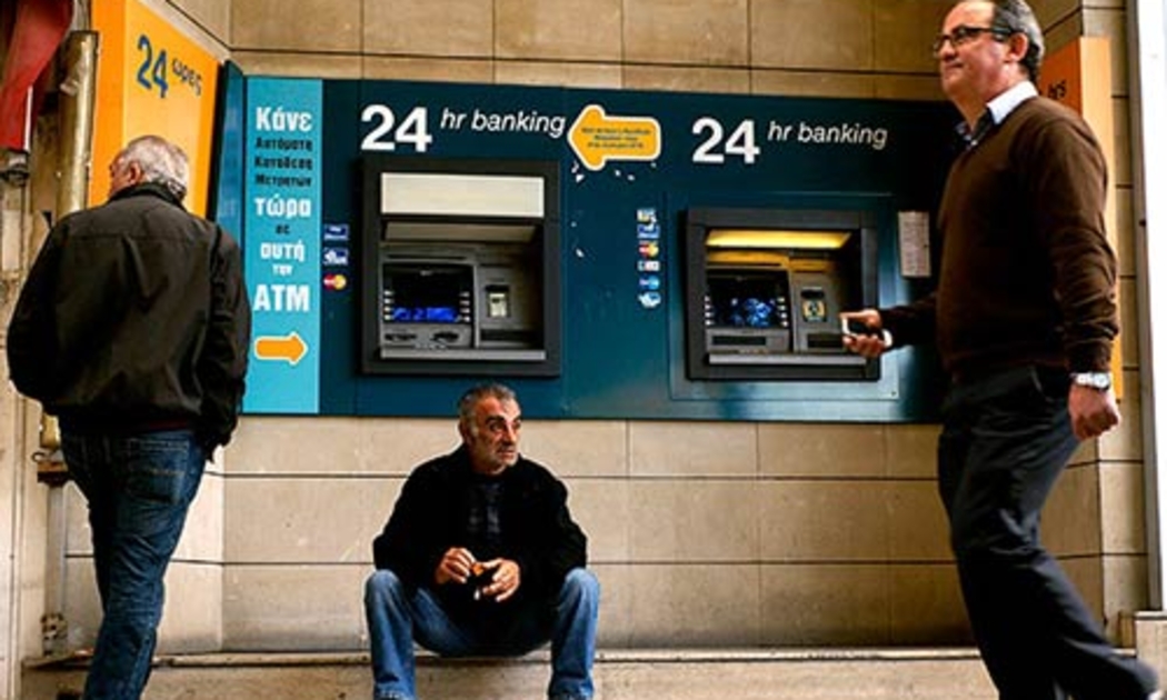 Cảnh người dân Cyprus vật vã trước các máy ATM chờ rút được tiền ra khỏi ngân hàng đã xuất hiện nhiều ngày nay trên các báo lớn ở châu Âu - Ảnh: Getty.