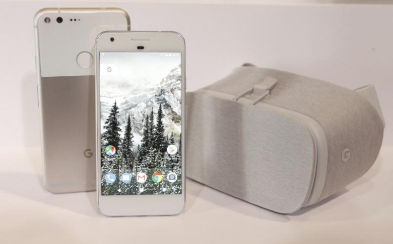 Smartphone Pixel với hai kích thước khác nhau được Google giới thiệu ngày 4/10 - Ảnh: Reuters.<br>