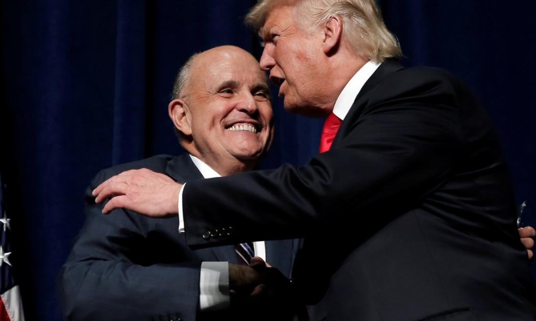 Ông Rudy Giuliani, cựu thị trưởng New York (trái), và Tổng thống đắc cử của Mỹ Donald Trump - Ảnh: Reuters/BI.