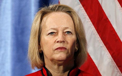 Trước khi trở thành lãnh đạo UBCK Mỹ, bà từng đứng đầu Cơ quan Giám sát 
công nghiệp tài chính chuyên theo dõi hoạt động môi giới đầu tư. 