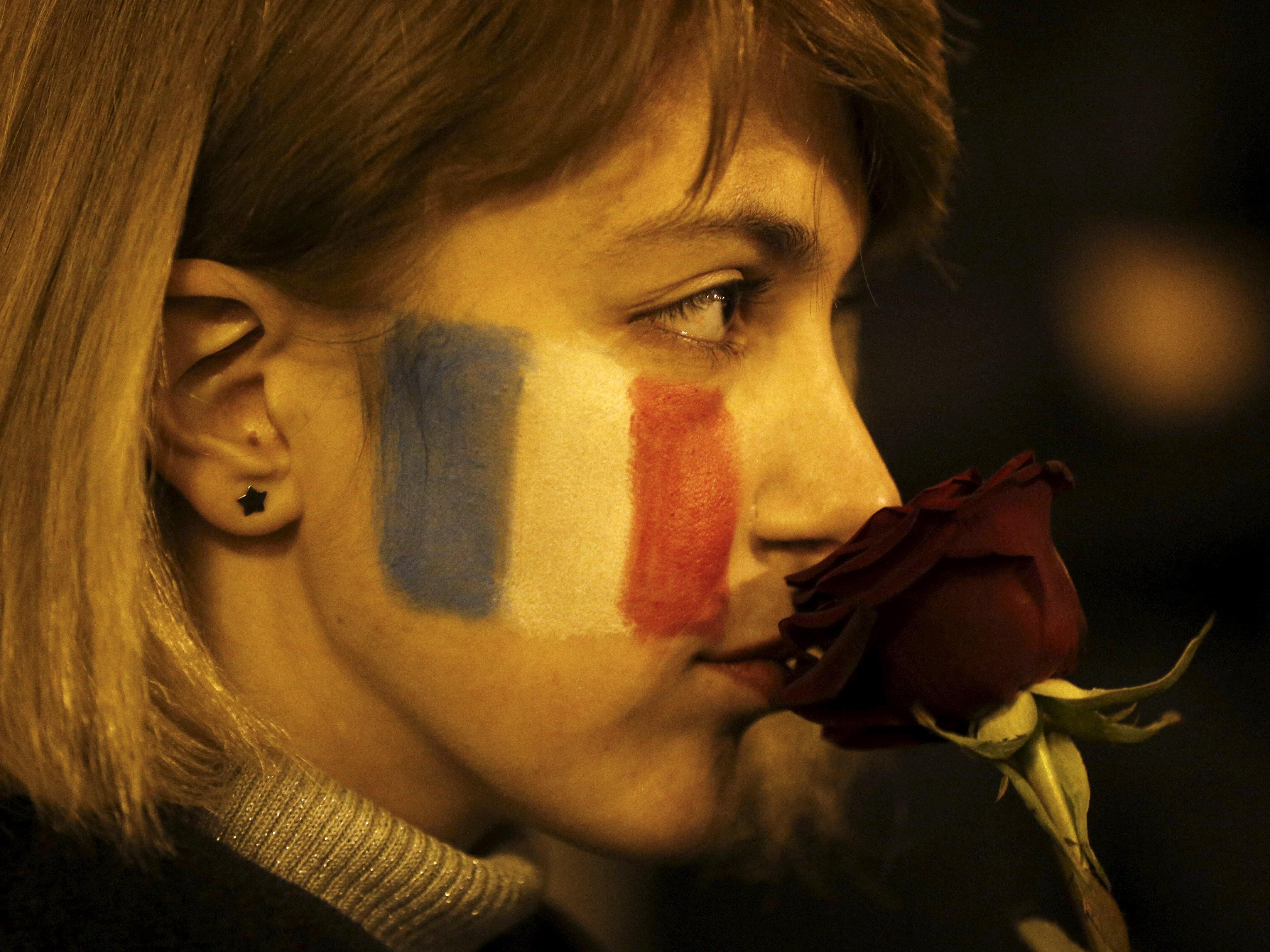 Một phụ nữ trong lễ tưởng niệm nạn nhân vụ khủng bố Paris ở Tbilisi, Georgia, tháng 11/2015 - Ảnh: Reuters.<br>