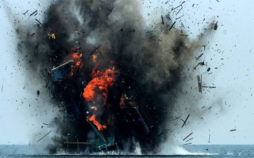 Một tàu cá nước ngoài xâm nhập trái phép bị Indonesia cho nổ hồi tháng 4/2016 - Ảnh: EPA/WSJ.<br>