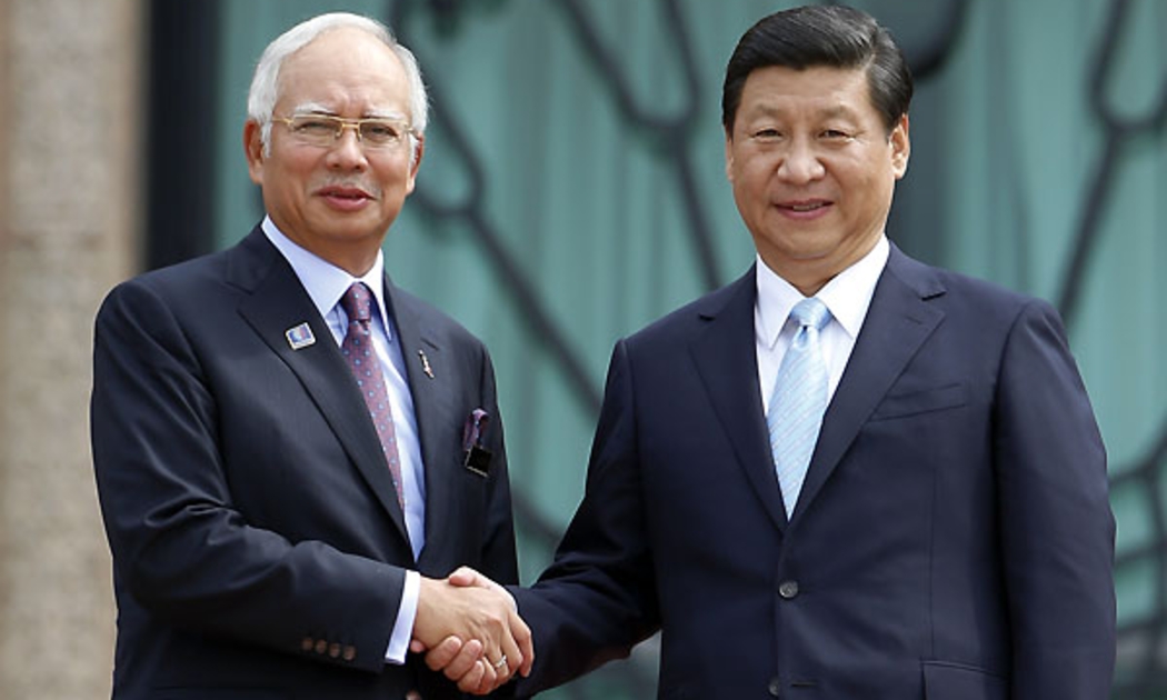 Thủ tướng Malaysia Najib Razak (trái) và Chủ tịch Trung Quốc Tập Cận Bình - Ảnh: AP.<br>