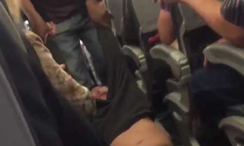 Lôi khách gốc Á khỏi máy bay, hãng hàng không Mỹ rơi vào “thảm họa” PR