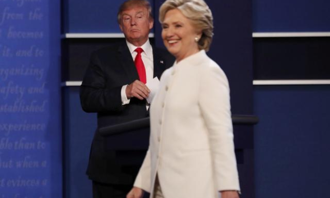 Hai ứng cử viên Tổng thống Mỹ Hillary Clinton và Donald Trump trong cuộc tranh luận ngày 19/10 - Ảnh: Reuters.