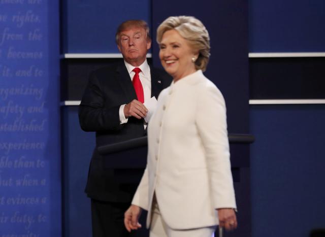 Hai ứng cử viên Tổng thống Mỹ Hillary Clinton và Donald Trump trong cuộc tranh luận ngày 19/10 - Ảnh: Reuters.<br>