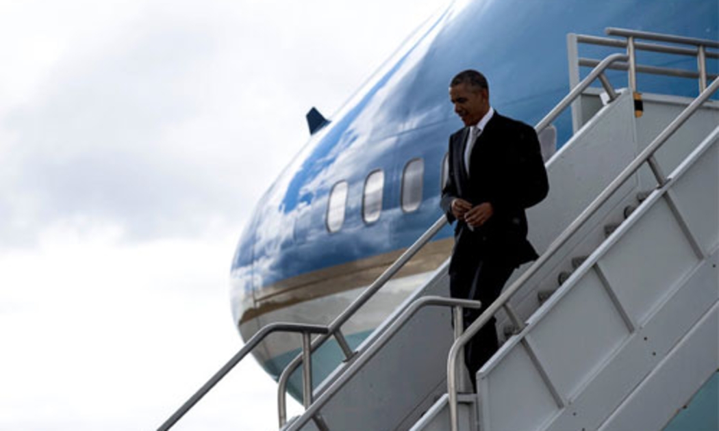 Tổng thống Mỹ Barack Obama tại sân bay quốc tế Newark, Mỹ, ngày 15/5 - Ảnh: New York Times.