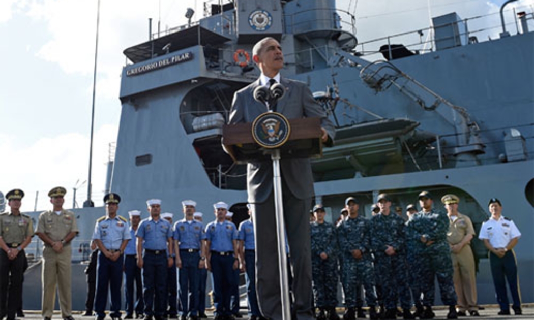 Tổng thống Mỹ Barack Obama phát biểu khi thăm tàu BRP Gregorio del Pilar của Hải quân Philippines tại cảng Manila ngày 17/11 - Ảnh: Philippines Star.<br>