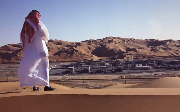 Nền kinh tế Saudi Arabia phụ thuộc nhiều vào dầu lửa. Giá dầu giảm sâu khiến ngân sách nước này thâm thủng một khoản lớn.