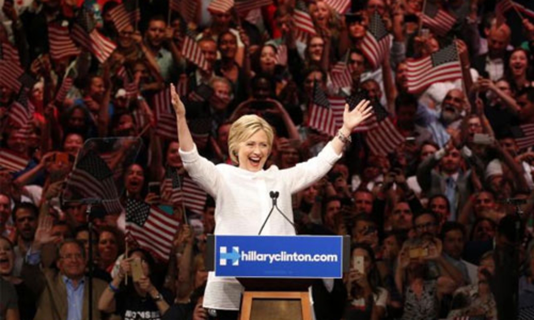 Bà Clinton ăn mừng chiến thắng ở Brooklyn, New York ngày 7/6 - Ảnh: Reuters.