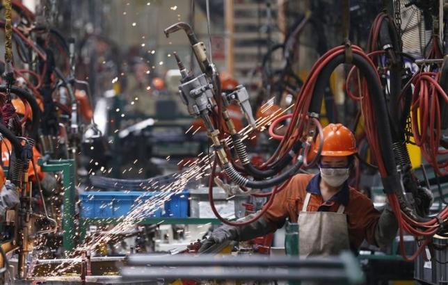 Công nhân làm việc trong một nhà máy sản xuất ô tô của hãng Geely ở Ninh Ba, Triết Giang, Trung Quốc - Ảnh: Reuters.<br>