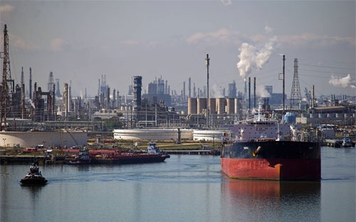 Một tàu chở dầu đang rời cảng dầu Corpus Christi ở Texas, Mỹ hồi đầu tháng này - Ảnh: WSJ/Bloomberg.<br>