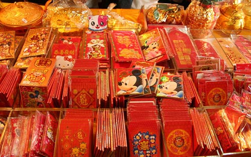 Người dân Trung Quốc đại lục có truyền thống tặng tiền mừng tuổi cho nhau để lấy may mắn vào những ngày đầu tiên của năm mới<i> - Ảnh: China Cultural</i>.