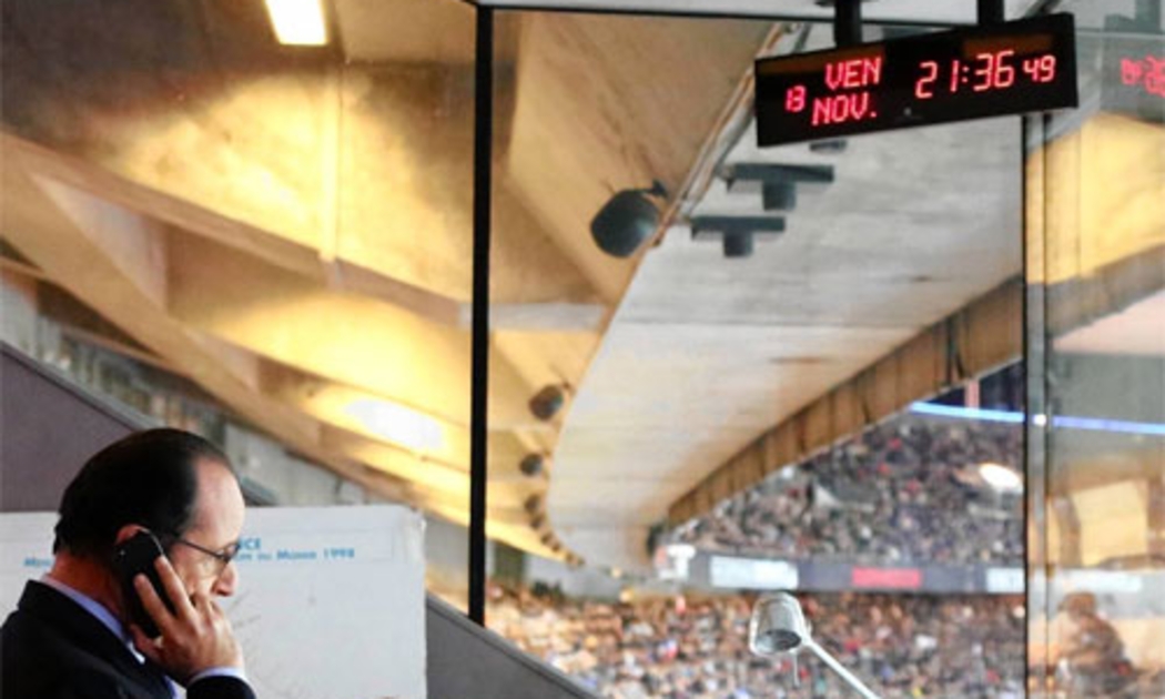 Tổng thống Pháp Francois Hollande tại phòng điều khiển an ninh ở sân Stade de France hôm 13/11, khi Paris đang bị tấn công khủng bố - Ảnh: AP/WSJ.