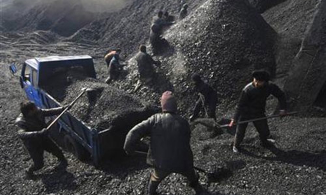 Công nhân làm việc trong một mỏ than ở Trung Quốc - Ảnh: Reuters.<br>