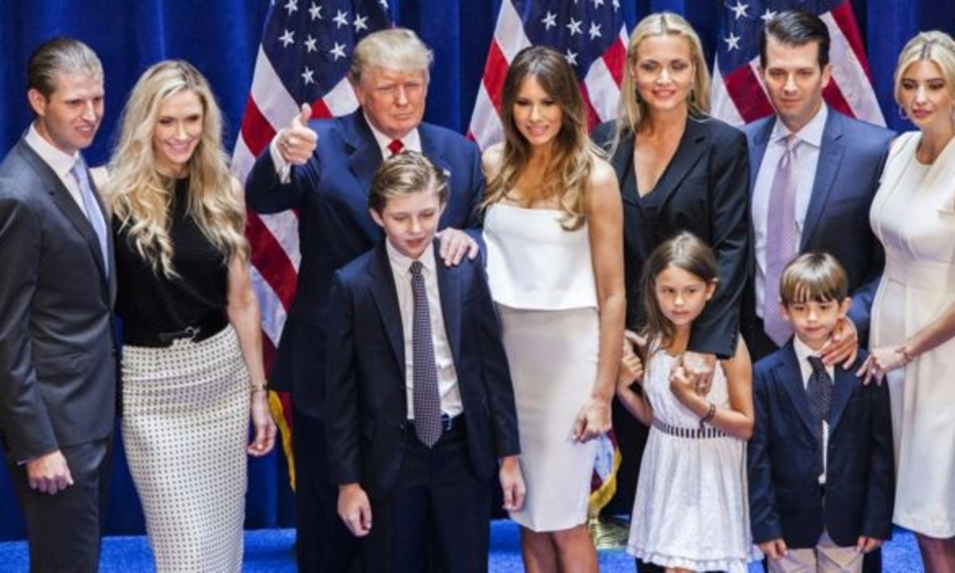 Tỷ phú Donald Trump cùng vợ và các con, cháu - Ảnh: Getty/BBC.