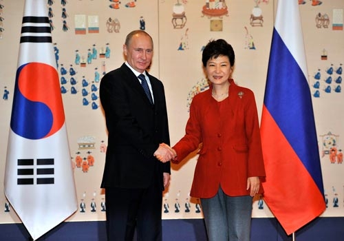 Tổng thống Nga Vladimir Putin và người đồng cấp Hàn Quốc Park Geun-hye - Ảnh: Reuters.<br>