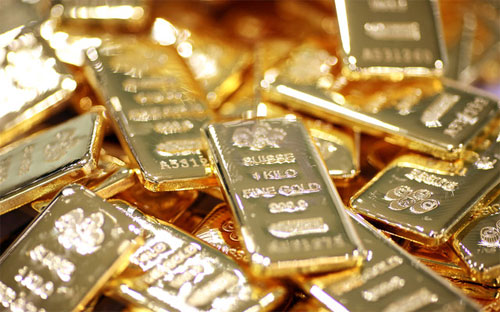 Nếu tính cả yếu tố lạm phát, giá vàng hiện nay chỉ bằng khoảng một nửa so với ở thời điểm năm 1980 - Ảnh: Bloomberg.<br>