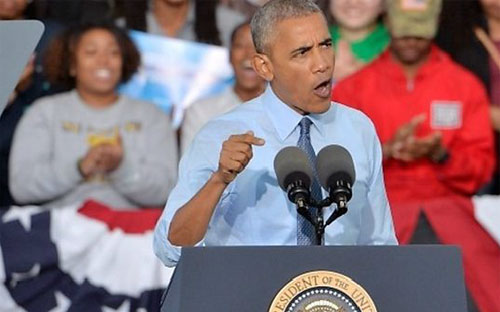 Tổng thống Mỹ Barack Obama phát biểu tại sự kiện vận động tranh cử cho bà Hillary Clinton ở Greensboro, North Carolina ngày 11/10 - Ảnh: BBC.<br>