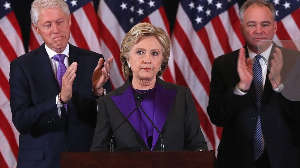 Vì sao nhà Clinton mặc màu tím khi thừa nhận thất bại?