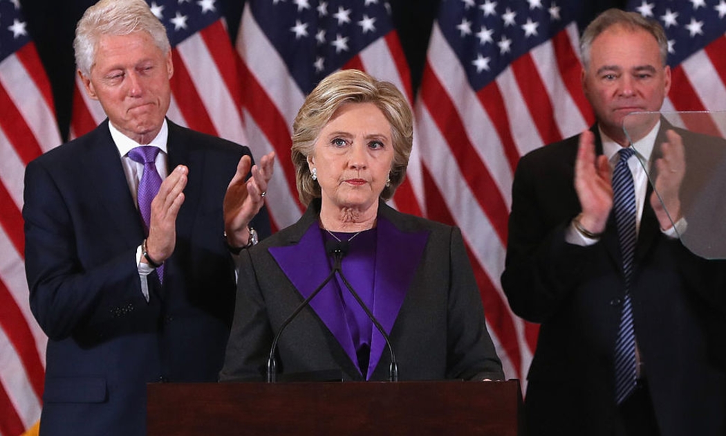 Ông bà Clinton và ứng cử viên Phó tổng thống Tim Kaine trong buổi lễ phát biểu thừa nhận thất bại của bà Clinton ngày 9/11 - Ảnh: US News.