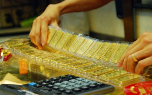 Một diễn biến tích cực của giá vàng trong nước hôm nay là rút ngắn chênh lệch với giá quốc tế.