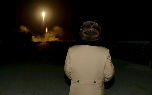 Nhà lãnh đạo Triều Tiên Kim Jong Un thị sát một cuộc tập trận - Ảnh: Reuters/KCNA.<br>