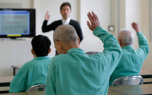 Người già trong một trại cải tạo ở Nhật - Ảnh: Japan Times.<br>