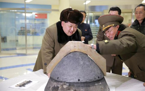 Nhà lãnh đạo Triều Tiên Kim Jong Un thị sát một cơ sở hạt nhân của nước này - Ảnh: Reuters/KCNA.<br>