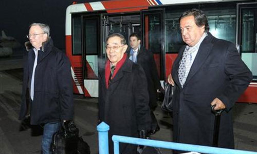 Ông Eric Schmidt (trái) và ông Bill Richardson (phải) đặt chân xuống sân bay Bình Nhưỡng - Ảnh: Reuters/Kyodo.