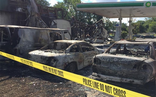 Trạm xăng và xe cảnh sát bị người biểu tình thiêu rụi ở Milwaukee, Mỹ vào cuối tuần vừa rồi - Ảnh: Twitter/CNN.<br>