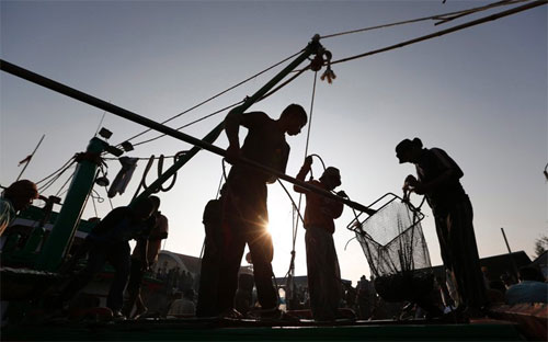 Tàu cá Indonesia cập cảng Banda Aceh, tháng 3/2016 - Ảnh: EPA.<br>