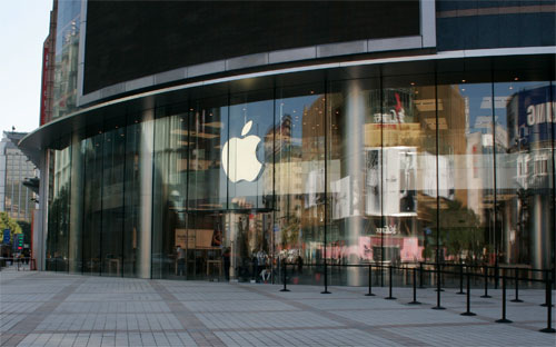 Bên ngoài một cửa hiệu Apple Store ở Bắc Kinh, Trung Quốc.<br>