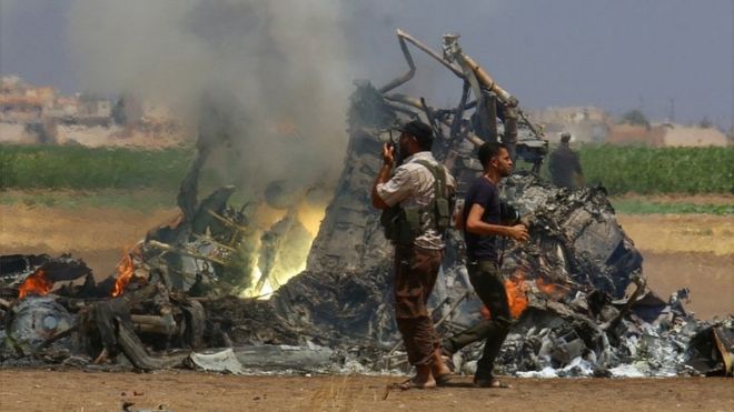 Một trong những bức ảnh lan truyền trên mạng Internet được cho là trực thăng Nga bị bắn rơi ở Syria ngày 1/8 - Ảnh: Reuters/BBC.<br>