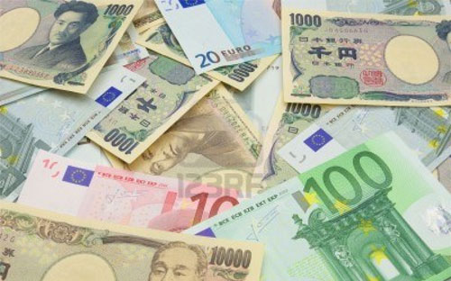 Các chuyên gia phân tích thuộc Morgan Stanley, RBS và Deutsche Bank dự 
báo đồng Yên có thể giảm giá về mức 90 Yên đổi 1 USD trong năm 2013, mức
 thấp nhất kể từ tháng 6 năm 2010.