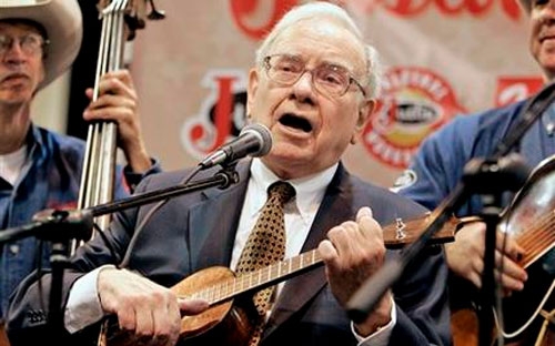 Nhiều thập kỷ qua, Buffett luôn thể hiện sự tin tưởng vào sức hấp dẫn dài hạn của cổ phiếu.