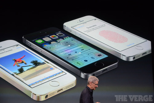 Ba phiên bản màu sắc khác nhau của mẫu iPhone 5S - Ảnh: The Verge.<br>