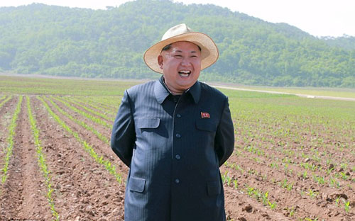 Nhà lãnh đạo Triều Tiên Kim Jong Un trong một chuyến đi thăm ruộng - Ảnh: KCNA.<br>