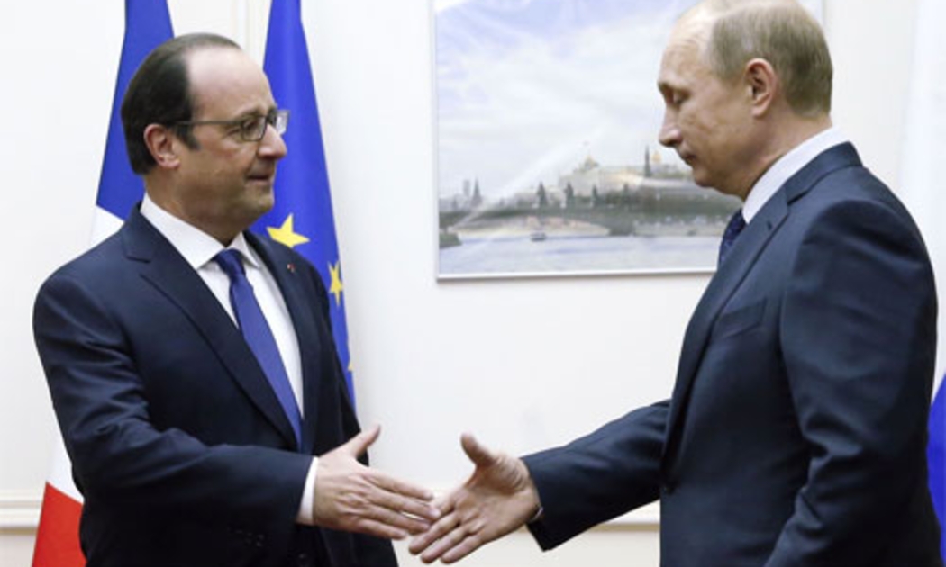 Tổng thống Pháp Francois Hollande (trái) và Tổng thống Nga Vladimir Putin trong một lần gặp. Hai nước đang xích lại gần nhau sau vụ khủng bố ở Paris và vụ rơi máy bay chở khách Nga ở Ai Cập.