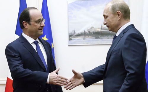 Tổng thống Pháp Francois Hollande (trái) và Tổng thống Nga Vladimir Putin trong một lần gặp. Hai nước đang xích lại gần nhau sau vụ khủng bố ở Paris và vụ rơi máy bay chở khách Nga ở Ai Cập.<br>
