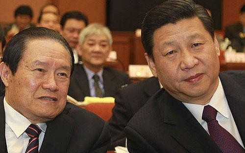 Cựu ủy viên Bộ Chính trị Chu Vĩnh Khang và Chủ tịch nước Trung Quốc Tập Cận Bình - Ảnh: GbTimes.<br>